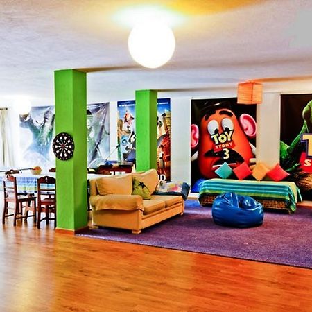 Coloured Studio FAO Oda fotoğraf
